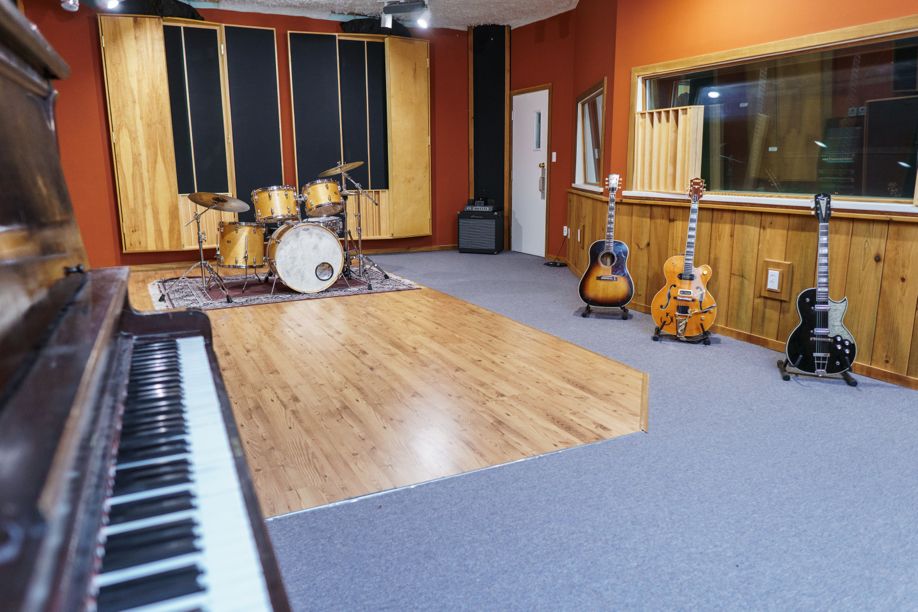 Image depicting the woodshop recording studio interior
